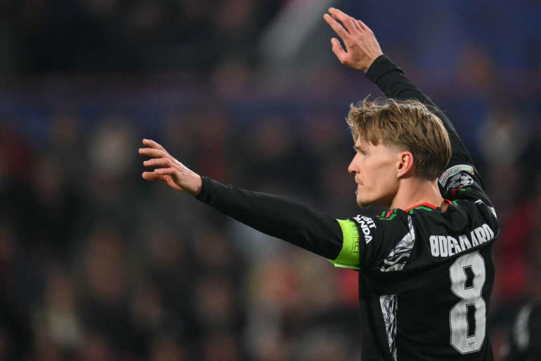 Kapten Arsenal Martin Odegaard merayakan gol ke gawang PSV Eindhoven dini hari tadi WIB. (UEFA)