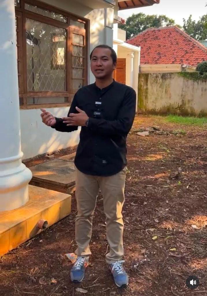 MAHAL : Rizki Abadi menjelaskan aset rumah milik terpidana korupsi yang akan dilelang. Foto @official.kpk
