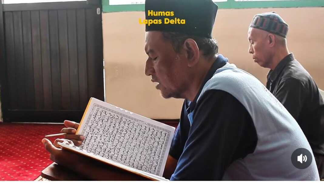 Penghuni Lapas Delta membaca Al Quran saat Ramadhan di Masjid kompleks Lapas. Foto : lapas_delta