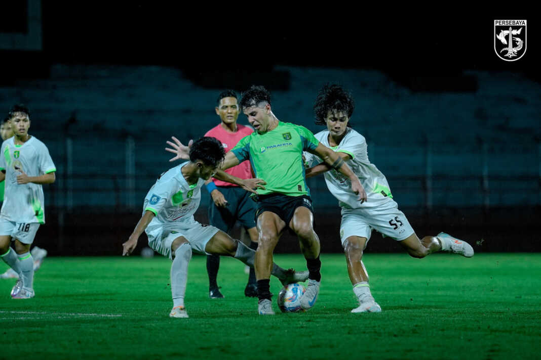 Bruno Moreira melakoni latihan game menghadapi para pemain muda Persebaya Future Lab. guna mematangkan fisik dan taktik. (Foto: Istimewa/Persebaya)