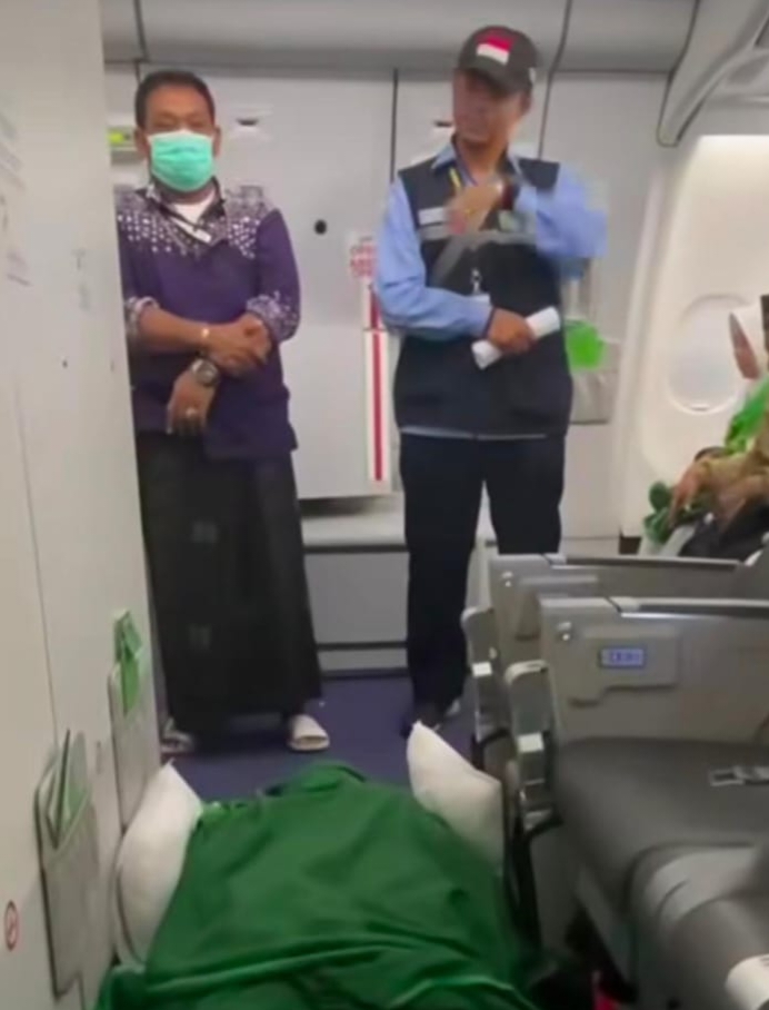 Jenazah Ny Fadillah dari Sidoarjo disemayamkan di pesawat terbang. (Foto : screenshoot IG @nahrawi_imam)