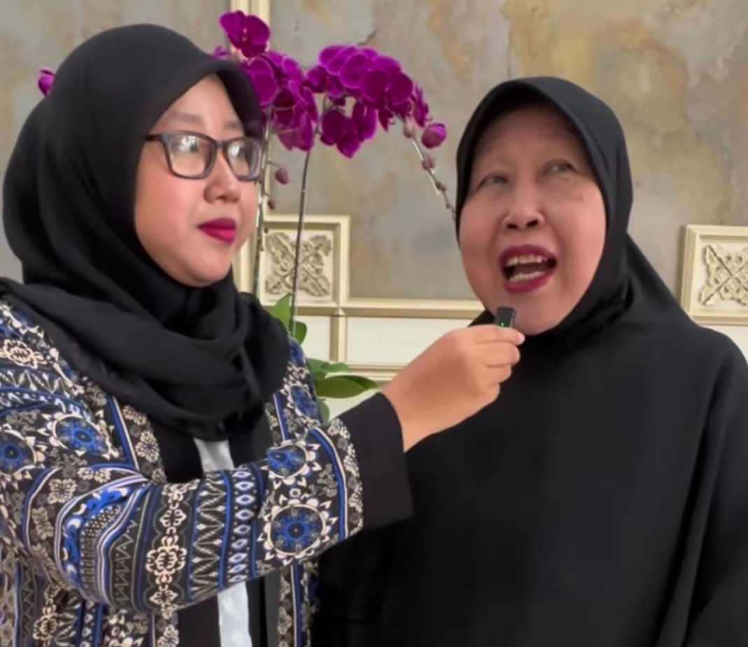 Elsa Carla Azizi (kiri) bersama ibunya, Muchajaroch. (Foto: Instagram)