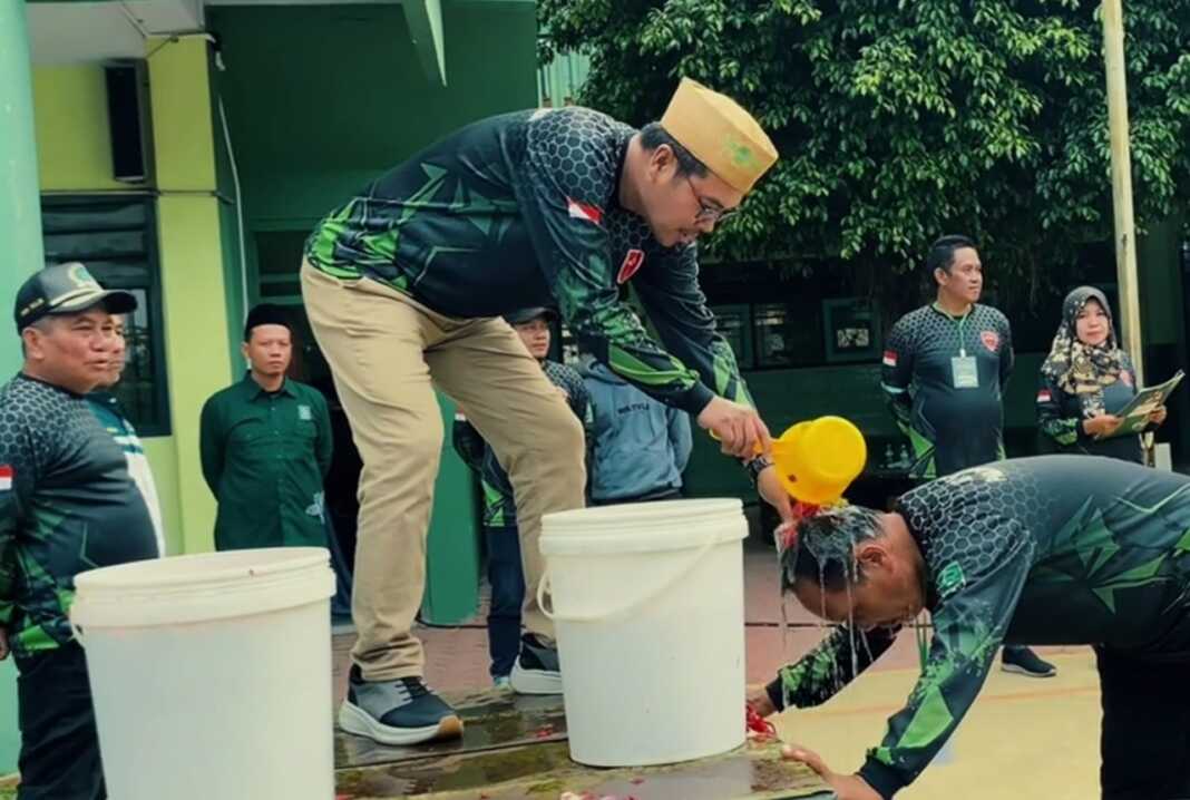 Ketua Dewan Tanfidz DPC PKB Sidoarjo membasuhkan air kembang untuk kader-kader DKC Panji Bangsa Sidoarjo yang mengikuti Pendidikan Pasukan DKC Panji Bangsa di Kecamatan Krembung pada 21 dan 22 Juni 2025. (Foto: DPC PKB Sidoarjo)