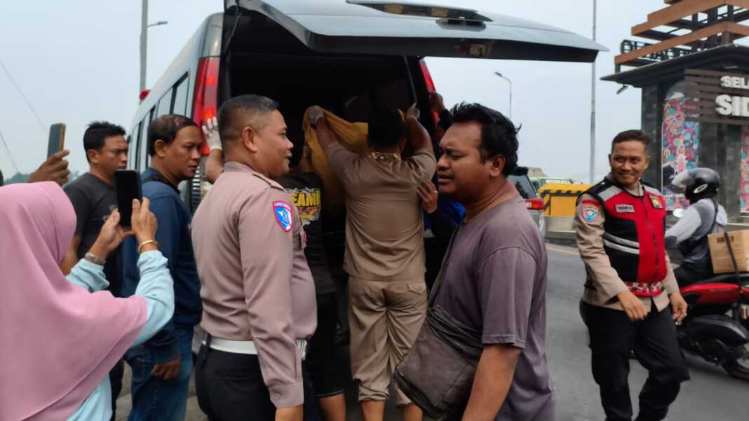 Petugas mengevakuasi jenazah korban dari Kali Porong ke kamar mayat rumah sakit.