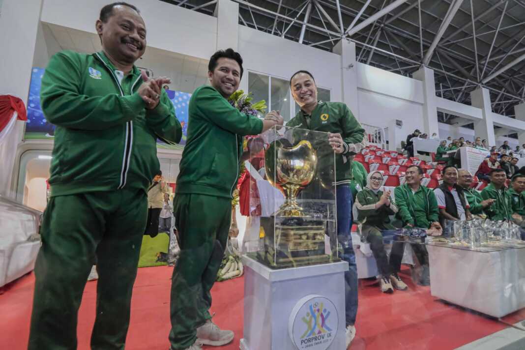 Wali Kota Surabaya Eri Cahyadi (kanan) bersama Wagub Emil Dardak dan Ketua KONI Jatim Moh. Nabil saat penutupan Porprov Jatim 2025 di Malang. (Foto: Istimewa)